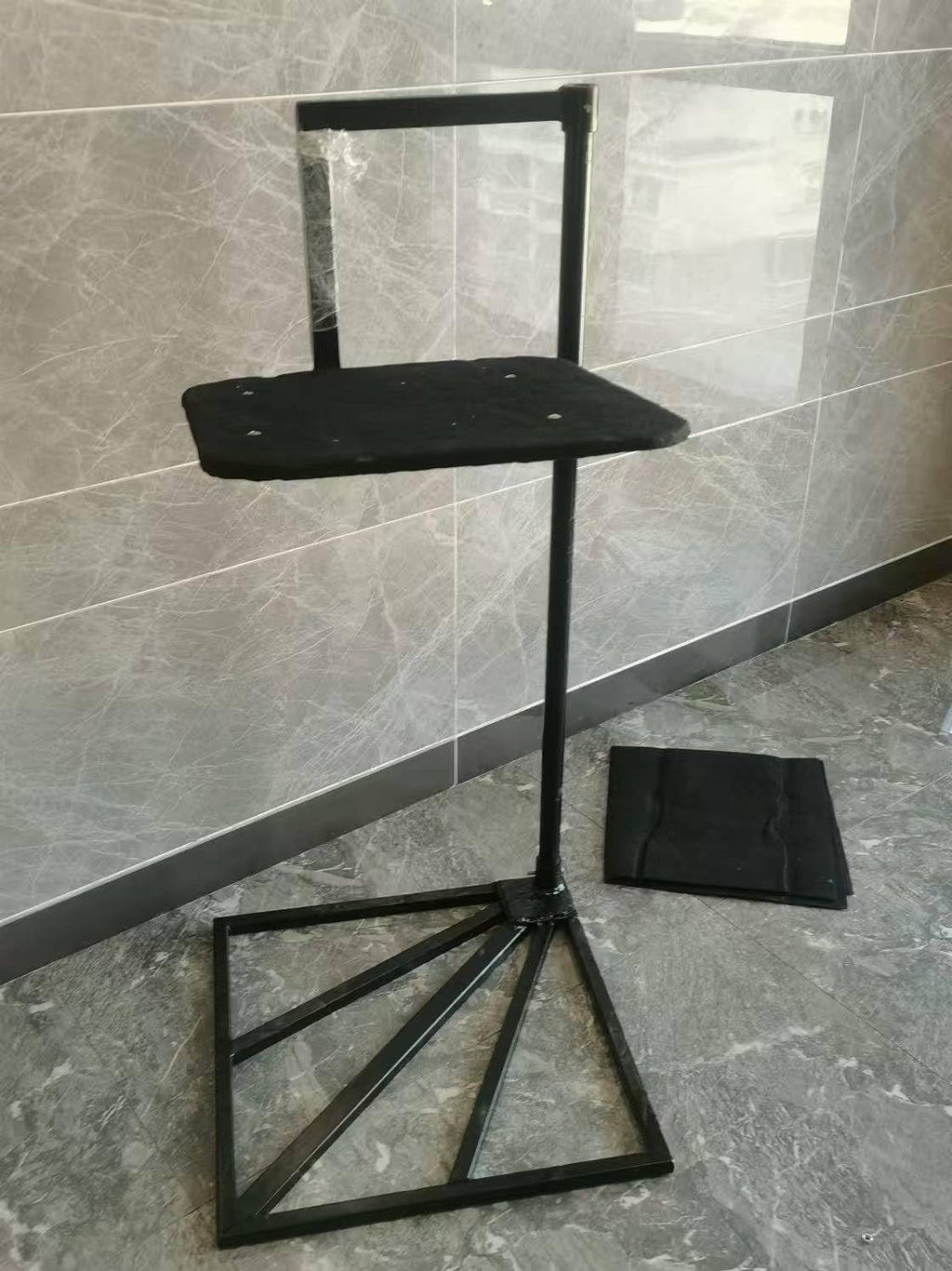 The Floating and Levitating Man Trick Levitating Illusion, Levitating Chair Man Street Close-up Magic Classic Gimmick Prop Funny Mentalism Magic